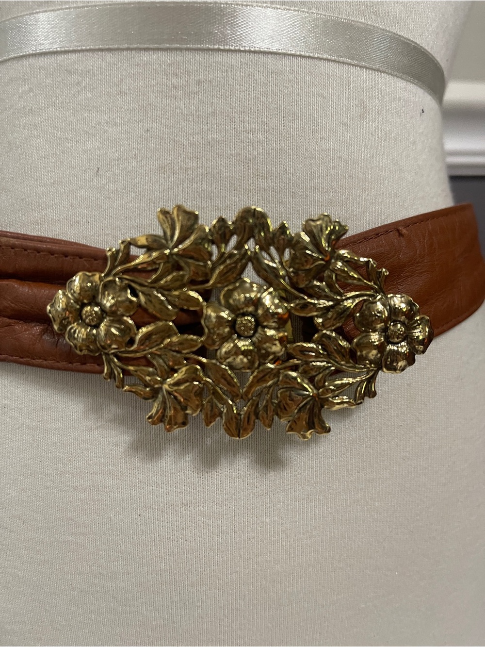 VTG Brown Leather Belt with Ornate Gold Floral Buckle - Picture 2 of 3